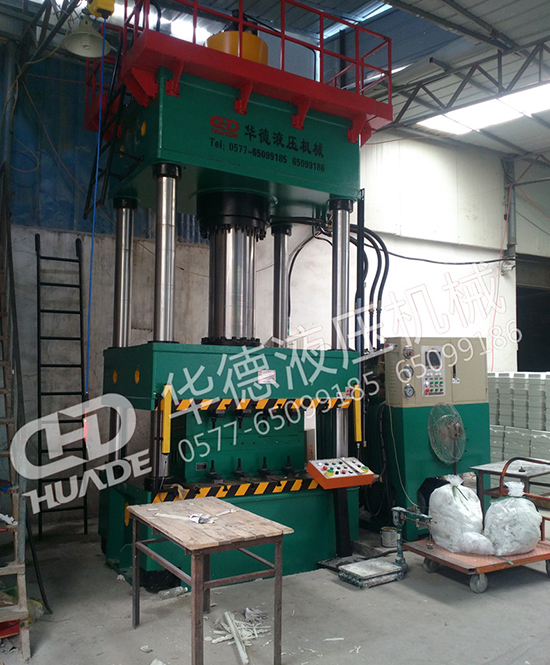 HDY71係(xi)列四(si)柱液(ye)壓機(ji)
